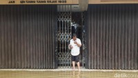 Beberapa kios lainnya memutuskan untuk tutup.