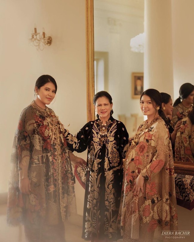 Iriana Jokowi bersama anak dan mantunya ini tampil menganakan busana dengan kain Tenun Baron yang syarat akan makna tradisi dan budaya Jawa. Ketiganya pun terlihat manis. Foto: dok. Instagram @doleytobing