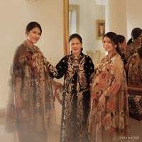 Iriana Jokowi bersama anak dan mantunya ini tampil menganakan busana dengan kain Tenun Baron yang syarat akan makna tradisi dan budaya Jawa. Ketiganya pun terlihat manis. Foto: dok. Instagram @doleytobing