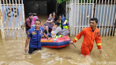Evakuasi Korban Banjir di Kawasan Pasar Baru