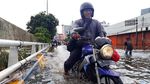 Ojek Gerobak Jadi Andalan Warga Terobos Banjir di Grogol