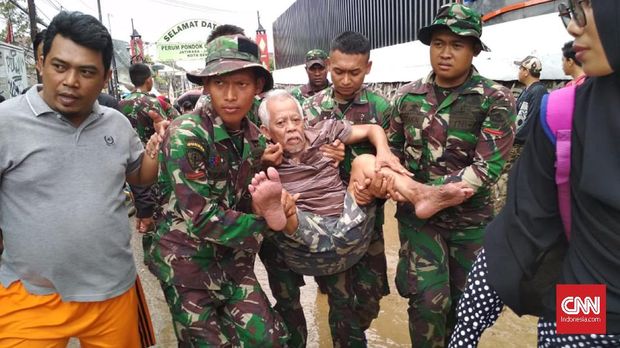 2 Balita Masih Terjebak Banjir di Pondok Gede Permai Bekasi