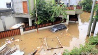 Mobil-mobil terendam banjir dan belum dievakuasi.