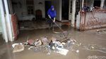 TNI-Warga Bersihkan Sampah Sisa Banjir di Cipinang Melayu