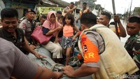 Petugas gabungan mengevakuasi balita dan anak-anak yang menjadi korban banjir di Perumahan Perum Pondok Gede Permai, Jati Asih, Kota Bekasi, Kamis (2/1/2020).