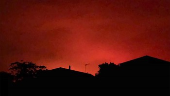 Akibatnya seluruh langit malam menjadi menyala warna merah seperti darah. (brendanh_au/Twitter)