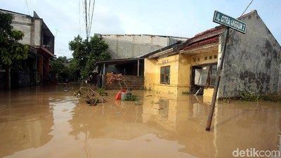 Sungai Cikeas Meluap, Perumahan di Bekasi Terendam Banjir