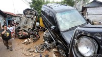 Ini potret mobil jungkir balik hingga menumpuk di kawasan Pondok Gede Permai, Jatiasih, Bekasi, Jawa Barat, Kamis (2/1/2020).