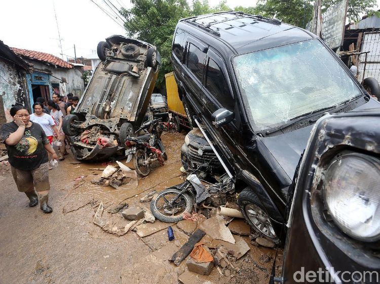 Melihat Lagi Mobil Jungkir Balik Hingga Menumpuk di Bekasi