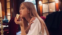 Rose Park merupakan salah satu anggota termuda di BLACKPINK. Ia sering memamerkan momen kulinerannya. Salah satunya ketika menyantap roti ini. Foto: Instagram @rose_are_rosie