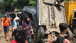 Atap Ketemu Atap, Begini Porak Poranda Mobil Terkena Banjir Bekasi