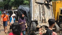 Posisi mobil bahkan sampai terbalik.