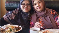 Fenny Bauty juga pernah mengajak saudaranya yang bernama Dewinta Bauty untuk menikmati masakan minang di sebuah restoran bernama Minang Dilakemba. Foto: Instagram @fenny.bauty
