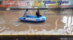 Cara Unik Terobos Banjir Lewat Gerobak Sampah Hingga Mobil Damkar