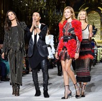 Nasib Natalia Vodianova mulai berubah ketika ia dikontrak menjadi seorang model saat berusia 15 tahun. Karier Natalia di dunia modeling pun cukup bersinar. Sosoknya kerap mewarnai catwalk para desainer ternama dan majalah fashion terpandang di dunia. Walau usianya tak semuda dulu, ia masih tetap eksis sebagai model sampai saat ini. (Foto: Getty Images)