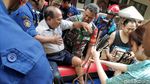 Aksi Petugas Gabungan Evakuasi Korban Banjir di Kemayoran