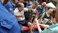 Warga dievakuasi oleh petugas gabungan dengan menggunakan perahu karet.
