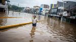 Petugas Damkar Evakuasi Korban Banjir di Kampung Pulo