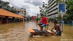 Evakuasi Korban Banjir di Kawasan Pasar Baru