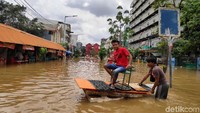 Luapan Sungai Ciliwung ini menyebabkan Jalan Pasar Baru Selatan digenangi air setinggi betis orang dewasa, sepanjang lebih dari 100 meter.