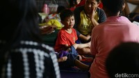 Sebanyak 107 KK atau sekitar 400 orang mengungsi ditempat ini karena rumah mereka terendam banjir sejak kemarin.