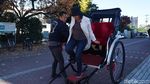 Foto: Naik Becak Manusia ala Film-film Jadul