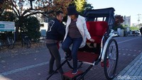 Sekarang becak manusia telah menjadi atraksi wisata di Jepang. Turis bisa memilih ragam paket perjalanan dengan harga mulai 2.000 Yuan (Rp 255 ribuan) untuk 10 menit jalan.