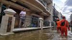 Aksi Petugas Gabungan Evakuasi Korban Banjir di Kemayoran