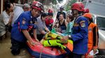 Aksi Petugas Gabungan Evakuasi Korban Banjir di Kemayoran