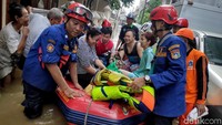 Para warga yang menjadi korban banjir tersebut dievakuasi ke sejumlah pengungsian yang tersedia.