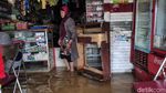 Melihat Aktivitas Warga Kemayoran di Saat Banjir