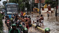 Ini penampakan bus TranJakarta yang tetap beroperasi saat banjir di kawasan Pasar Baru, Jakarta, Kamis (2/1/2020).