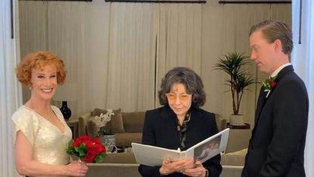 Komedian Kathy Griffin Menikah, Pakai Baju yang Sama saat Kencan Pertama 