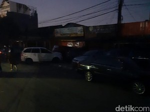 Sudah 15 Jam Listrik Padam, Warga Korban Banjir Bekasi Timur Gelap-gelapan