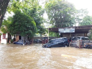 Penampakan Mobil yang Hanyut Saat Banjir di Ciledug Indah I