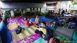 Banjir, Warga Rawajati Mengungsi di Kolong Jembatan