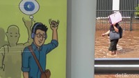 Sisanya, warga berjalan kaki.