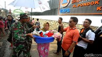 Satu per satu korban terdampak banjir di Bekasi dievakuasi oleh petugas gabungan.