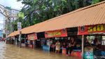 Evakuasi Korban Banjir di Kawasan Pasar Baru