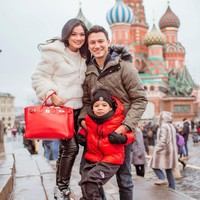 Titi Kamal dan Christian Sugiono memboyong dua putra mereka yang masih kecil untuk menikmati liburan Tahun Baru di Moscow, Rusia. Keluarga Titi Kamal dan Christian tampak berpose bersama putra sulung mereka, Juna, sementara si bungsu Kai tengah tidur. Foto: Instagram