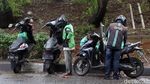 Aksi Pengendara Motor dan Mobil Terobos Banjir di Bekasi