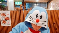 Heechul Super Junior ini memiliki sisi humoris dan menyenangkan. Lihat saja tingkah lucunya saat menyantap katsu dengan kostum Doraemonnya. Foto: Instagram @kimheenim