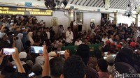 Sejumlah tokoh pun hadir untuk menyalatkan jenazah Prof Yunahar Ilyas.