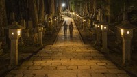 Kompleks pemakaman Okunoin ditutup setiap pukul 5 sore setiap harinya. Para pengunjung juga bisa masuk ke pemakaman pada malam hari dengan mengikuti tur bersama pemandu. (Foto: iStock)