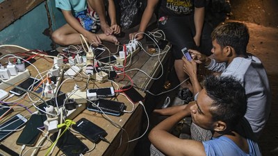 Meraup Untung dari Jasa Pengisian Daya Listrik untuk Korban Banjir