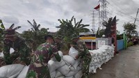 Tim Pemeliharaan Duri Kosambi masih berupaya melakukan pengeringan di dalam GISTET dibantu pasukan TNI AD, upaya membendung air agar tidak masuk ke dalam area Gardu Induk juga dilakukan dengan membuat barikade kantong-kantong pasir untuk meminimalisir debit air yang berasal dari 2 anak kali yang mengapit lokasi Gardu Induk. Istimewa/Dok. PLN.