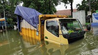 Meski begitu, banjir yang merendam kawasan Teluk Gong masih terlihat cukup tinggi. Hal itu dapat dilihat dari sebuah mobil truk yang masih terendam banjir sebagian bodi kendaraannya.