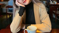 Santai di sebuah restoran sambil ditemani segelas minuman. Senyum manis Amanda bikin gagal fokus. Paras cantik Amanda ini diwariskan oleh ibunda tercinta.Foto: instagram @amandacaesaa