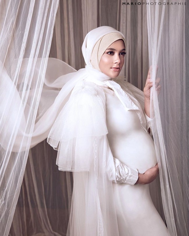 Biby Alraen tampak tak sabar dalam menanti kelahiran buah hatinya tersebut dan mengunggah foto kehamilannya di akun Instagram miliknya @bibyalraen13 dengan caption,”Pregnancy seems designed to prepare you for life as a mother. You start making sacrifices nine months before the child is born, so by the time they put in an appearance you are used to giving things up for them.” -Brett Kiellerop,” tulisnya. Foto: instagram @bibyalraen13