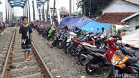 Mereka mendirikan tenda karena kerepa api jurusan tersebut belum beroperasi.